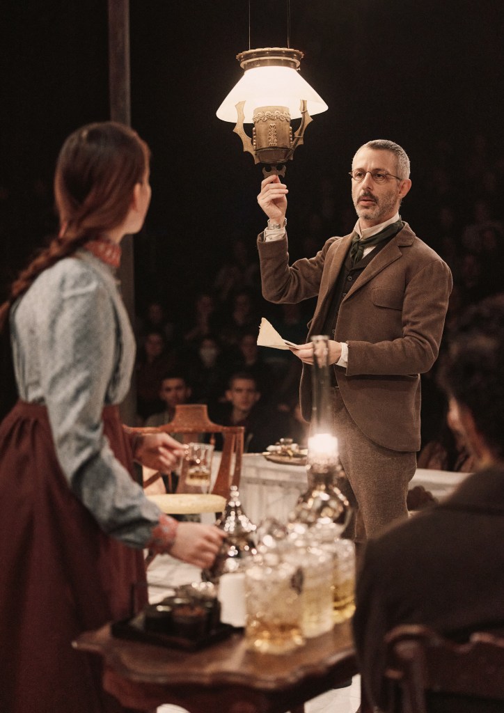 Victoria Pedretti, Jeremy Strong in 'An Enemy of the People' (Emilio Madrid)