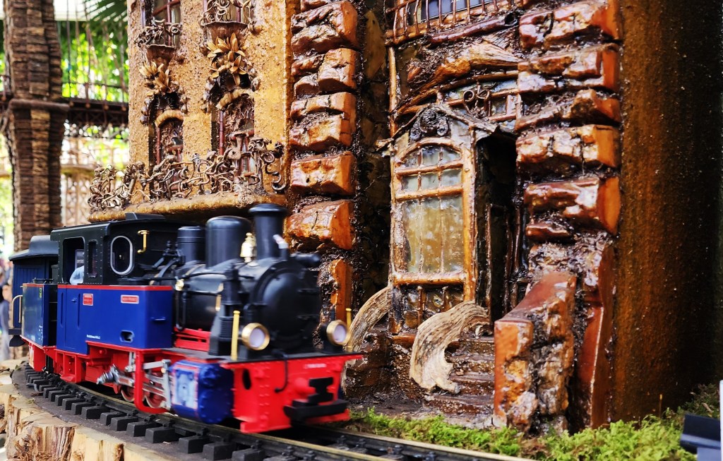Exhibit in the central rotunda of Enid A. Haupt Conservatory at NYBG 'Holiday Train Show®' (Carole Di Tosti)