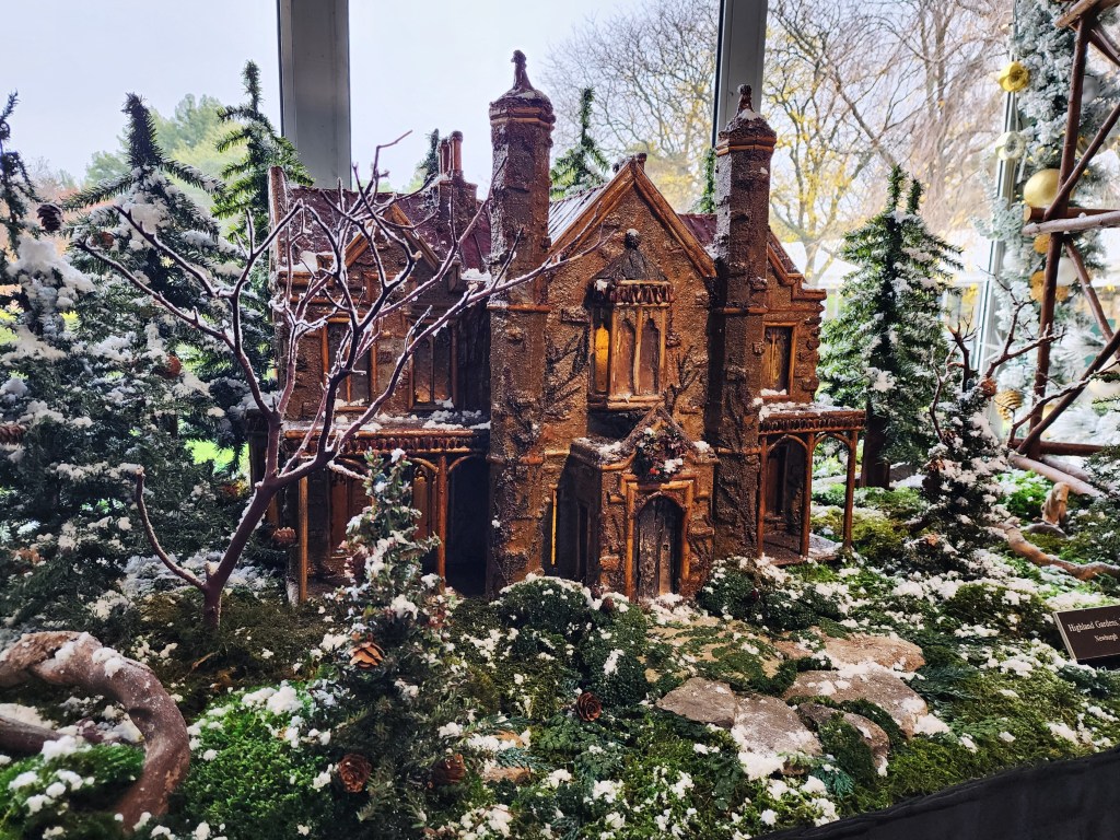 Highland Falls in th 360 degree gallery NYBG HolidayTrain Show® (Carole Di Tosti)