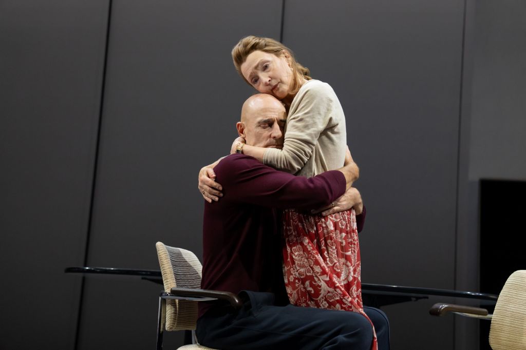 Mark Strong, Lesley Manville in Oedipus (Julieta Cervantes)