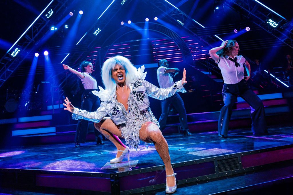 Layton Williams as the ICEBERG and the cast of 'Titaníque' (Evan Zimmerman for MurphyMade)