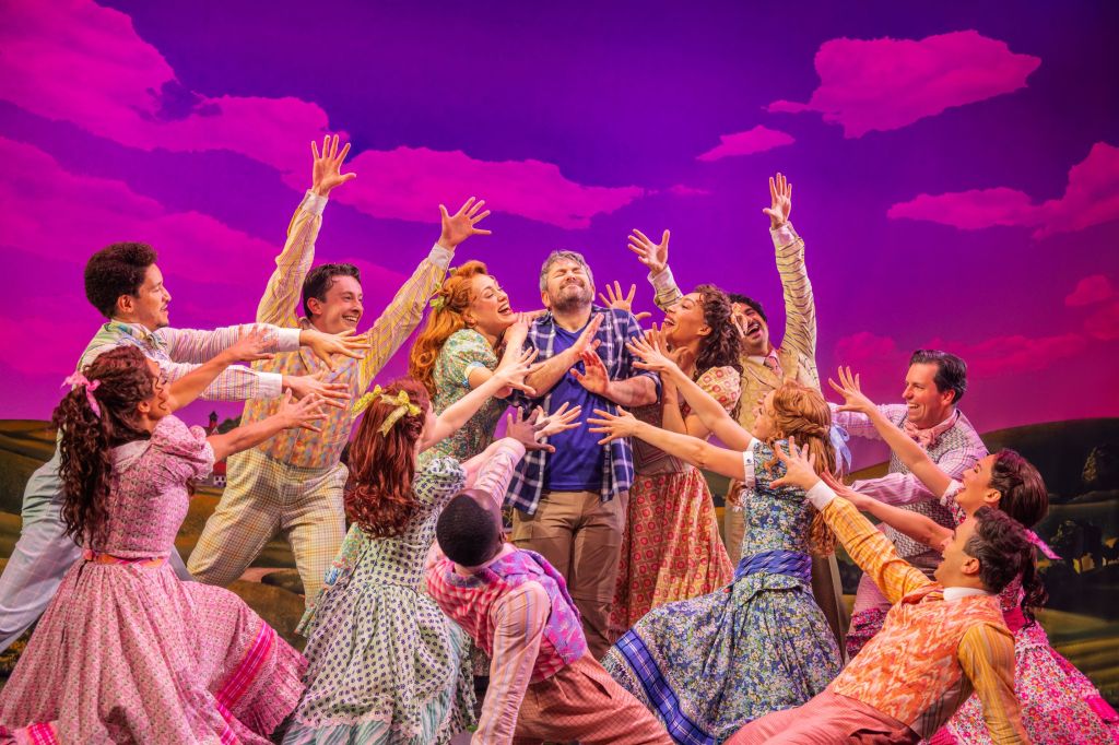 Alex Brightman and the cast of 'Schmigadoon!' (© Matthew Murphy and Evan Zimmerman for MurphyMade)